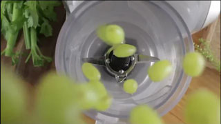 Видео приготовления смузи из винограда вакуумным блендером AIO UB-1000 со встречным вращением ножей и внутренней ёмкости.