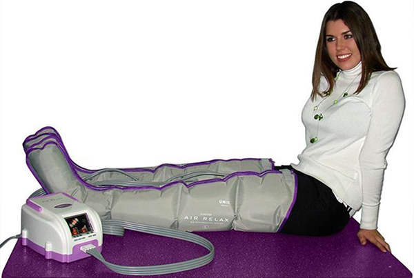 Девушка использует аппарат прессотерапии пневмомассажёр Lympha Norm Relax